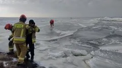 Rybacy uwięzieni na krze lodowej na Zalewie Wiślanym. 
