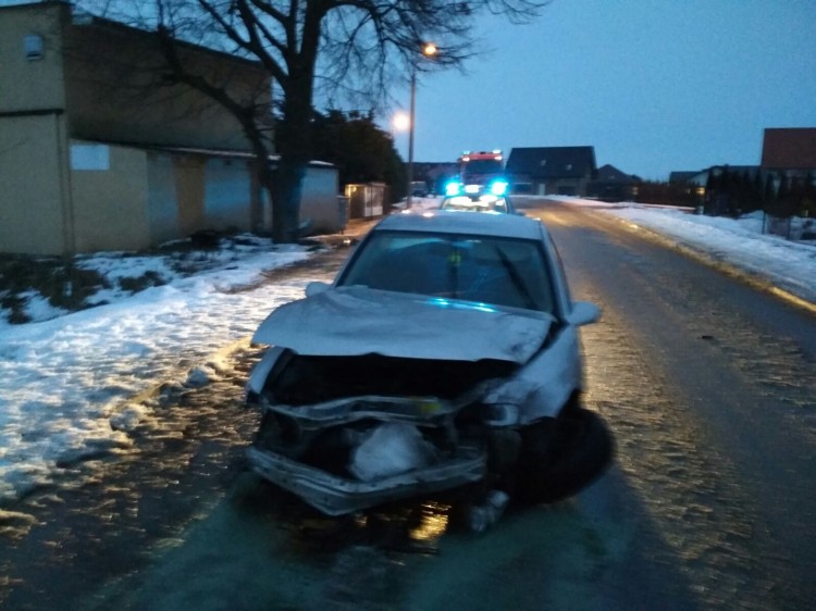 Sztum: Opel rozbity na drzewie. Ranny kierowca trafił do szpitala –&#8230;