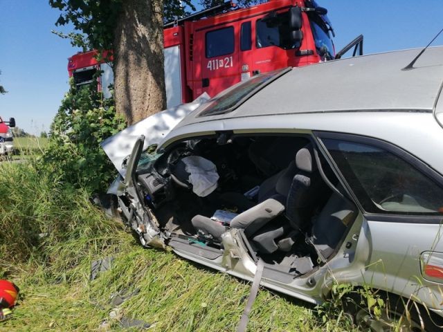 Mazda uderzyła w drzewo. Śmigłowiec LPR przetransportował rannego&#8230;