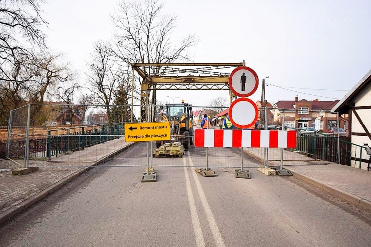 Most zwodzony w centrum Nowego Dworu Gdańskiego zamknięty.