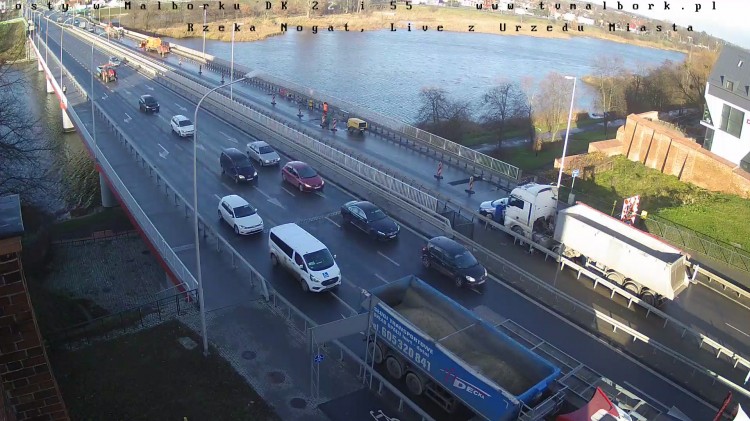 Ciężarówka staranowała osobówkę na moście w Malborku. 
