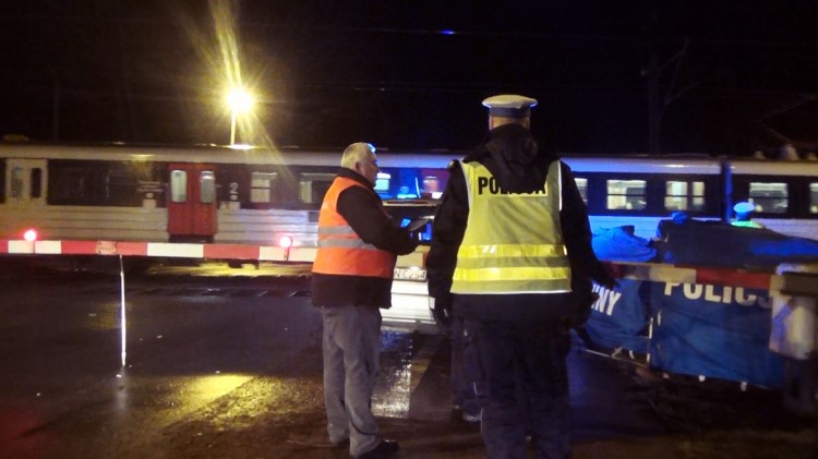 Śmiertelne potrącenie na strzeżonym przejeździe kolejowym w Starym&#8230;