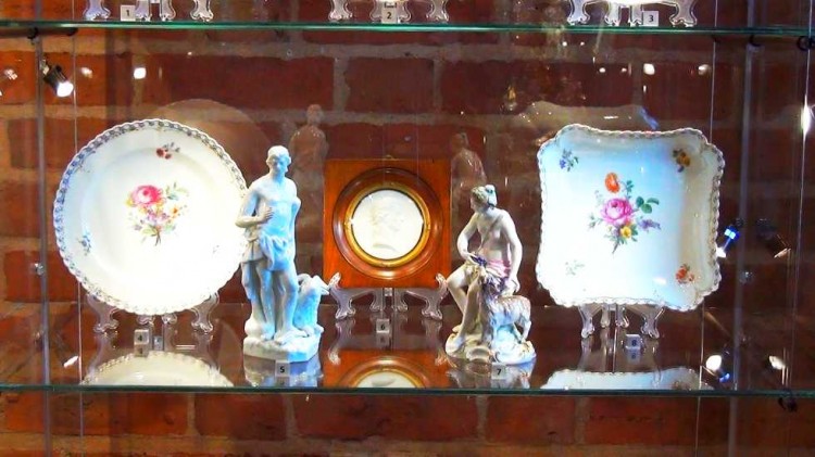 Malbork: Porcelana: patery, misy i szklanice. Nowa wystawa Muzeum Zamkowego&#8230;
