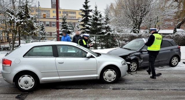 Zderzenie Audi z Hyundaiem. Poszkodowana trafiła do szpitala.