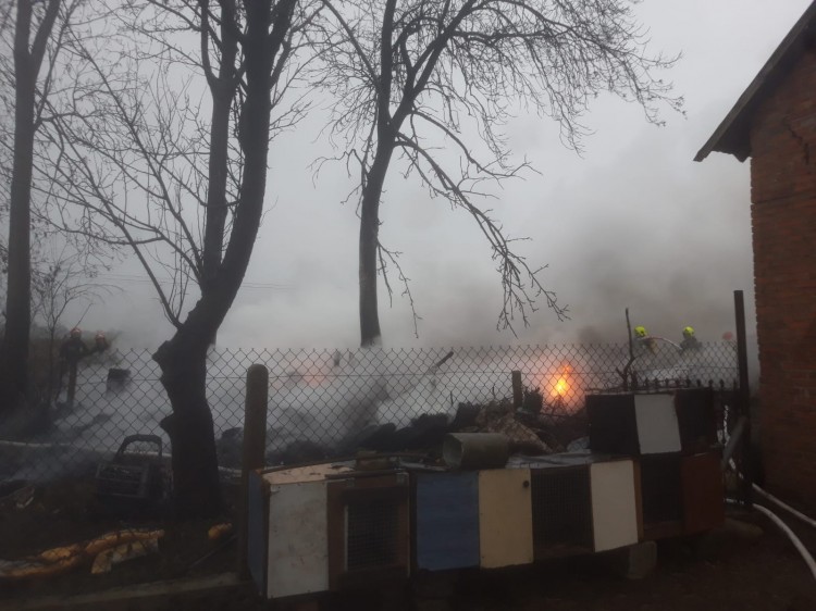Kilka zastępów straży walczyło z pożarem w Lichnowach.
