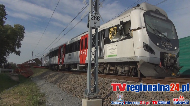 Jurkowice: Pociąg uderzył w naczepę ciągnika, trzy osoby zostały&#8230;